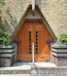 De voorzijde van de kerk waarop de verticale lijnen domineren.
              <br/>
              Richard Keijzer, 2014-07-10